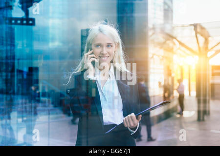 Imprenditrice utilizzando un telefono cellulare Foto Stock