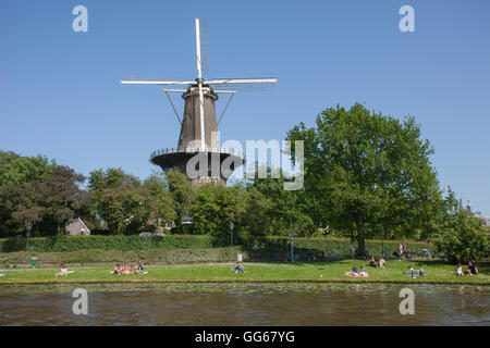 De Valk - un tower mill, risalente al 1743 in Leiden Foto Stock