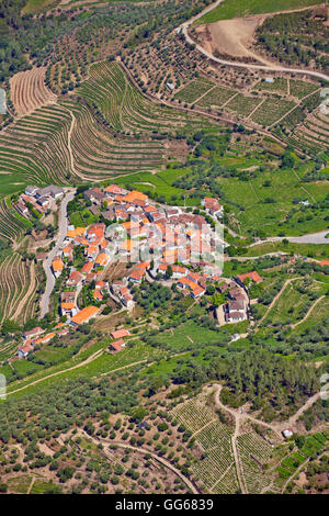 Vista aerea di un villaggio nella valle del Douro Foto Stock