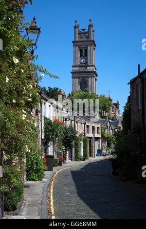 La vista lungo la corsia di circo guardando verso St Stephen's Chiesa in Stockbridge area di Edinburgh New Town. Foto Stock