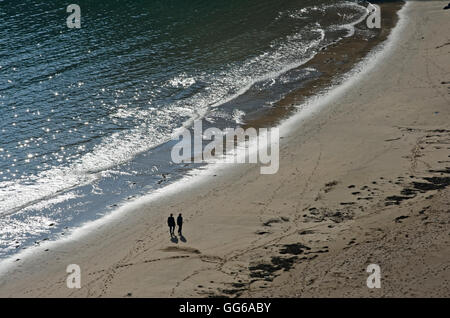 Giovane su una spiaggia in Donegal. Foto Stock