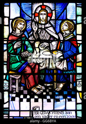 Londra, Inghilterra, Regno Unito. Chiesa olandese, Austin frati (Nederlandse Kerk Londen) vetrata: Cena in Emmaus.. Foto Stock