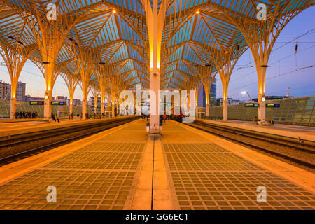 Oriente stazione ferroviaria al tramonto, Parque das Nacoes, Lisbona, Portogallo, Europa Foto Stock