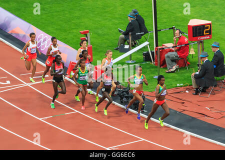 I concorrenti in campo femminile 5000m finale, Stadio Olimpico, Londra 2012, giochi olimpici estivi di Londra, Inghilterra, Regno Unito Foto Stock