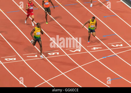 Usain Bolt che incrocia la linea con il dito per labbra, guarda Yohan Blake, Uomini 200m Finale, Londra 2012, Giochi Olimpici di Londra, Regno Unito Foto Stock