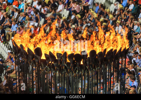 Fiamma olimpica brucia luminoso nel calderone olimpico, Stadio Olimpico, Londra 2012, giochi olimpici estivi di Londra, Inghilterra, Regno Unito Foto Stock