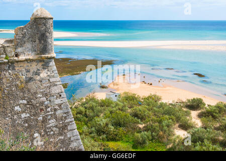 Cacelha Vela e spiaggia, Algarve, Portogallo, Europa Foto Stock