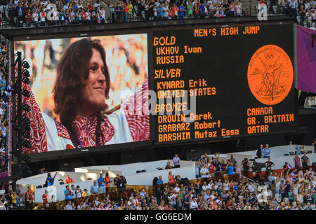 Stadium grande schermo mostra vincitore di Uomini Salto in alto e medaglia di posizioni, vittoria cerimonia, Londra 2012, Giochi Olimpici di Londra, Regno Unito Foto Stock
