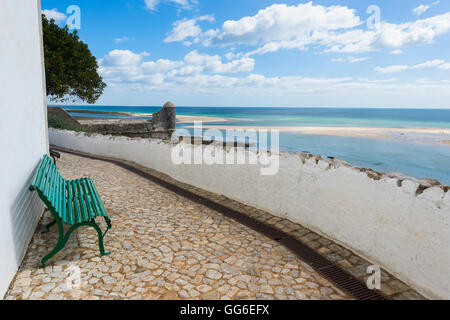 Cacelha Vela e spiaggia, Algarve, Portogallo, Europa Foto Stock