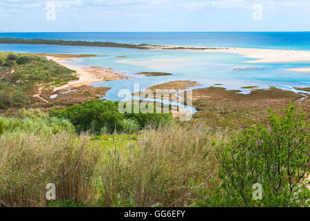 Cacelha Vela e spiaggia, Algarve, Portogallo, Europa Foto Stock