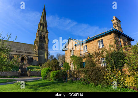 La Chiesa di San Pietro e la casa sul Villaggio Verde, Edensor, Chatsworth station wagon, casa del duca di Devonshire, Derbyshire, England, Regno Unito Foto Stock