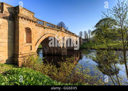 Ponte di pietra arenaria da Paine oltre il Fiume Derwent su una mattina di primavera, Chatsworth station wagon, Derbyshire, England, Regno Unito Foto Stock