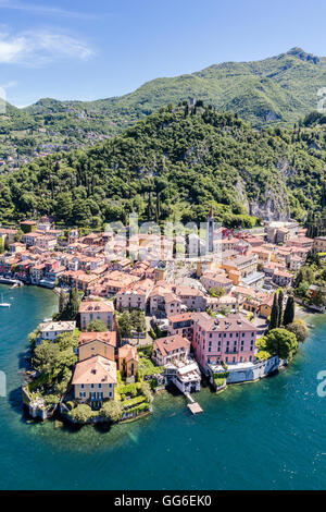 Vista aerea del pittoresco villaggio di Varenna circondato dal lago di Como e giardini, provincia di Lecco, Lombardia, Italia Foto Stock