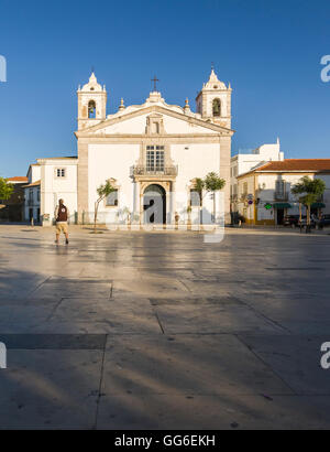 Vista sulla chiesa di Santa Maria che si trova nella città di Lagos, distretto di Faro, Algarve, Portogallo, Europa Foto Stock