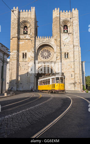 Il giallo il tram numero 28, vicino all'antica cattedrale (Se), il quartiere di Alfama, Lisbona, Portogallo, Europa Foto Stock