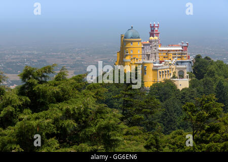 Il colorato e decorato il castello di Palacio da Pena, UNESCO, Sao Pedro de Penaferrim, Sintra, distretto di Lisbona, Portogallo Foto Stock