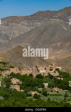 Un villaggio e campi terrazzati di grano e patate in Panjshir Valley, Afghanistan, Asia Foto Stock
