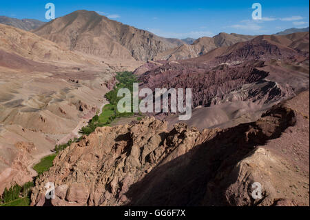 Paesaggi selvaggi e verde patchwork campi nei pressi Shahr-e Zohak, Afghanistan, Asia Foto Stock