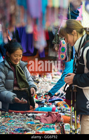 Shopping per souvenir a Namche Bazaar, la cittadina principale durante il campo base Everest trek, Nepal, Asia Foto Stock