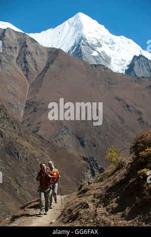 Trekking nella valle di Juphal nella remota regione del Dolpa, Himalaya, Nepal, Asia Foto Stock