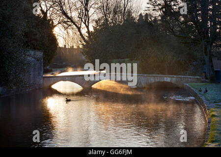 Cotswold ponte di pietra sul Fiume Windrush nella nebbia, Bourton-on-the-acqua, Cotswolds, Gloucestershire, England, Regno Unito Foto Stock