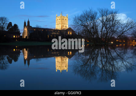 Tewkesbury Abbey riflessa nell'acqua al tramonto, Tewkesbury, Gloucestershire, England, Regno Unito, Europa Foto Stock