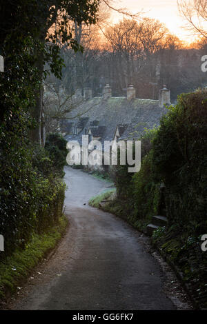 Visualizza in basso lane per Arlington Row Cotswold cottage in pietra all'alba, Bibury, Cotswolds, Gloucestershire, England, Regno Unito Foto Stock