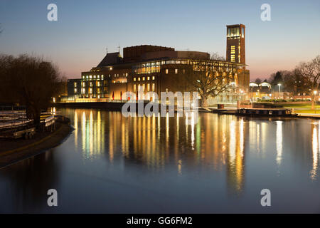 Royal Shakespeare Theatre accesa fino al tramonto accanto al fiume Avon, Stratford-upon-Avon, Warwickshire, Inghilterra, Regno Unito, Europa Foto Stock