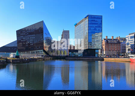 Waterfront lo sviluppo in tutta la Canning Dock inclusi Open Eye Gallery e il Premier Vista, Liverpool, Merseyside, Inghilterra, Regno Unito. Foto Stock