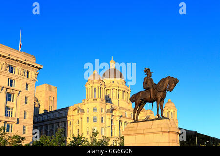 Statua equestre di re Edoardo VII, la Cunard e il porto di Liverpool edifici, Pier Head, Liverpool, Merseyside, Inghilterra, Regno Unito. Foto Stock