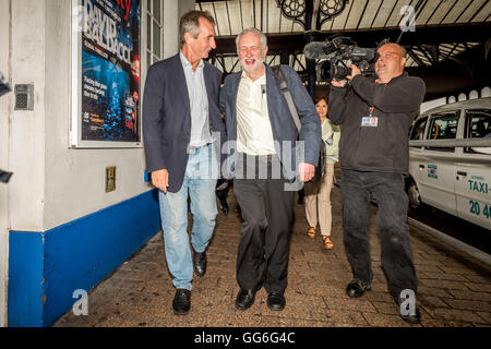 Attuale leader del partito laburista, Jeremy Corbyn, arrivando alla stazione di Brighton per una serata rally Foto Stock