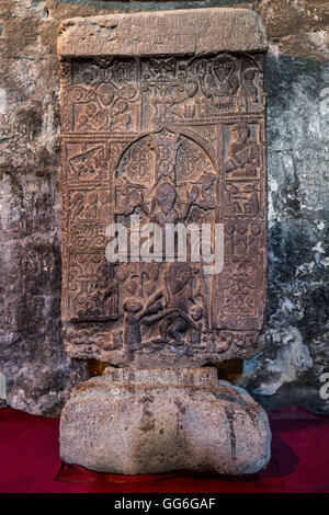 Xvii secolo khachkar (tradizionale armena croce di pietra) in Surb Astvatsatsin chiesa al monastero Sevanavank in Armenia Foto Stock