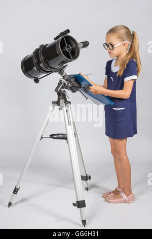 Il giovane astronomo con gli occhiali scrive osservazioni Foto Stock
