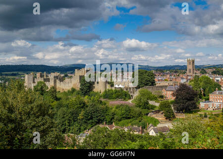 Vista sulla città di Ludlow e Castello da Witcliffe comune, Shropshire England Regno Unito. Ludlow è sul confine di Inghilterra e Galles. Foto Stock