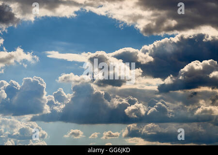 Indicando un imminente tempesta, un drammatico sky ha costruito con grandi nuvole e alcuni raggi di sole che splende attraverso Foto Stock