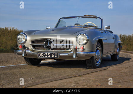 Mercedes Benz 190 SL Amsterdam/Netherland Aprile 9, 2016:Mercedes Benz 190 SL all'Aeroporto di Amsterdam Foto Stock