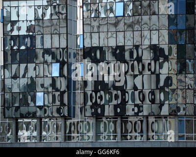 Modelli astratti creati dalle riflessioni in windows di blu moderno edificio in vetro a Skopje Macedonia Foto Stock