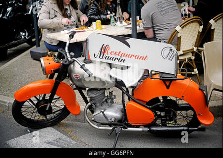 Vecchia motocicletta usando menu porta in un ristorante in un raduno di motociclette americana a Beaucaire Foto Stock