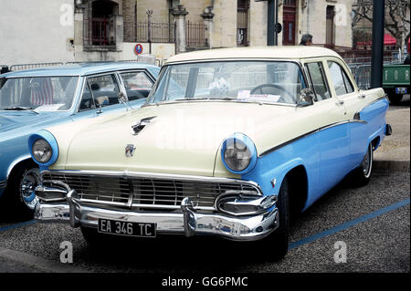 Old Ford 1950 exposed to a gathering of American motorcycles in Beaucaire in the French department of Gard Foto Stock