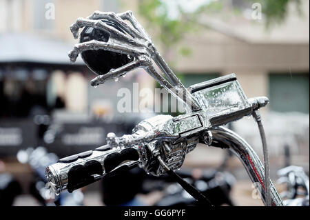 Dettaglio di uno specchio a forma di scheletro di mano shopper a un raduno di motociclette americana a Beaucaire Foto Stock