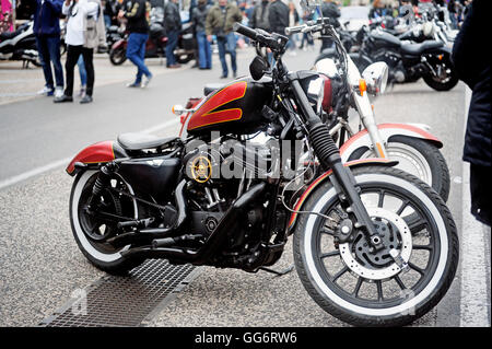 Un gruppo di motociclette da un raduno di American Motorcycle nella città di Beaucaire nel dipartimento francese del Gard Foto Stock