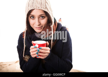 Calda tazza di caffè caldo il riscaldamento nelle mani di una ragazza Foto Stock