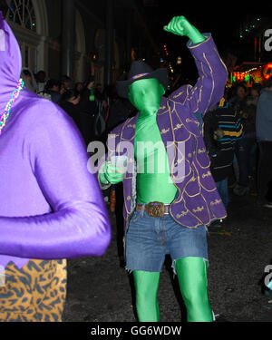 L'uomo celebrando Mardi Gras su Bourbon Street a New Orleans in Louisiana Stati Uniti d'America Foto Stock