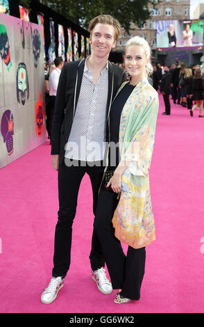 Poppy Delevingne e James Cook che arrivano per la squadra di suicidio Premiere europeo, all'Odeon Leicester Square, Londra. Stampa foto di associazione. Picture Data: Mercoledì 3 Agosto 2016. Vedere PA storia SHOWBIZ il suicidio. Foto di credito dovrebbe leggere: Daniel Leal-Olivas/PA FILO Foto Stock