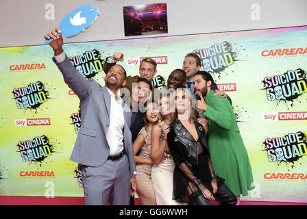 (Da sinistra a destra) Will Smith, Jay Hernandez, Joel Kinnaman, Karen Fukuhara, Margot Robbie, Cara Delevingne, Adewale Akinnuoye-Agbaje, Jai Courtney e Jared Leto posano per una selfie mentre arrivando per la squadra di suicidio Premiere europeo, all'Odeon Leicester Square, Londra. Stampa foto di associazione. Picture Data: Mercoledì 3 Agosto 2016. Vedere PA storia SHOWBIZ il suicidio. Foto di credito dovrebbe leggere: Daniel Leal-Olivas/PA FILO Foto Stock