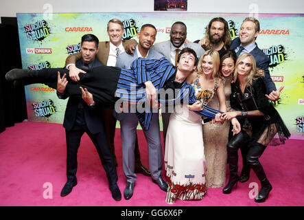 (Da sinistra a destra) Jay Hernandez, Joel Kinnaman, Will Smith, Ezra Miller, Margot Robbie, Adewale Akinnuoye-Agbaje, Karen Fukuhara, Jai Courtney e cara Delevingne arrivando per la squadra di suicidio Premiere europeo, all'Odeon Leicester Square, Londra. Stampa foto di associazione. Picture Data: Mercoledì 3 Agosto 2016. Vedere PA storia SHOWBIZ il suicidio. Foto di credito dovrebbe leggere: Daniel Leal-Olivas/PA FILO Foto Stock