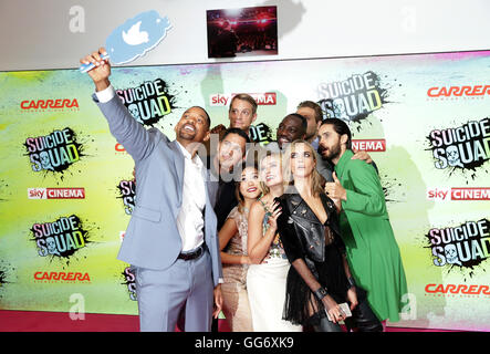 (Da sinistra a destra) Will Smith, Jay Hernandez, Joel Kinnaman, Karen Fukuhara, Margot Robbie, Cara Delevingne, Adewale Akinnuoye-Agbaje, Jai Courtney e Jared Leto posano per una selfie mentre arrivando per la squadra di suicidio Premiere europeo, all'Odeon Leicester Square, Londra. Stampa foto di associazione. Picture Data: Mercoledì 3 Agosto 2016. Vedere PA storia SHOWBIZ il suicidio. Foto di credito dovrebbe leggere: Daniel Leal-Olivas/PA FILO Foto Stock