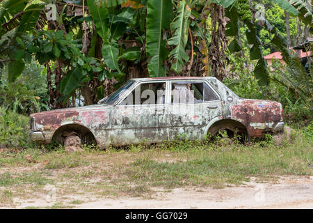 Una vecchia auto abbandonate nelle zone rurali di Sabah, Malesia borneo Foto Stock