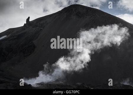 Vapore sorge da un cratere vulcanico di sfiato geotermica in montagna a Landmannalaugar nel sud dell'Islanda. Foto Stock