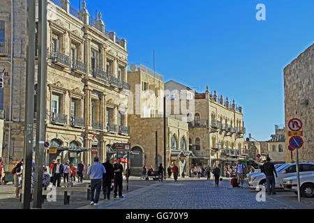 Ingresso dalla strada alla vecchia Gerusalemme appena dentro Porta di Jaffa affollata di turisti in visita ai negozi. Foto Stock